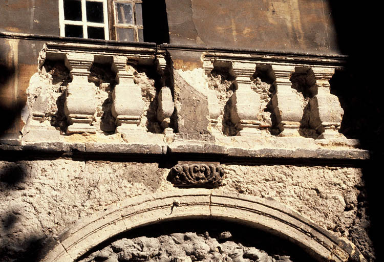 Vue du cloître, une galerie, détail des balustres.