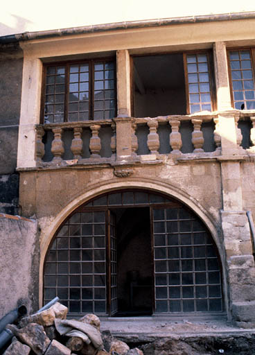 Vue du cloître, une galerie.