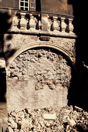 Vue du cloître, une galerie.