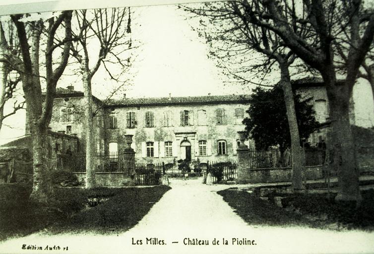 Vue d'une carte postale ancienne montrant la vue générale du château.