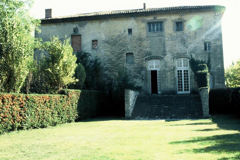 Vue d'une aile en retour, la façade postérieure, côté jardin.