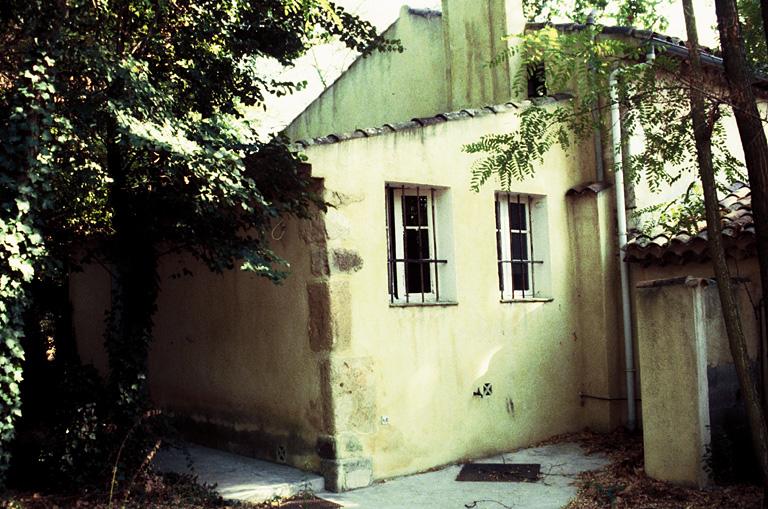 Vue des bâtiments annexes, appellés la maison de monsieur de Pourçeaugnac, détail.