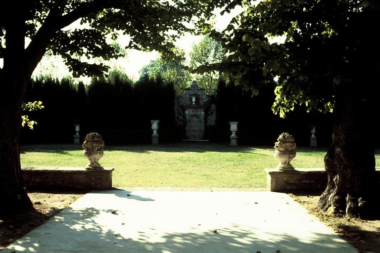 Vue du jardin avec un fontaine monumentale.