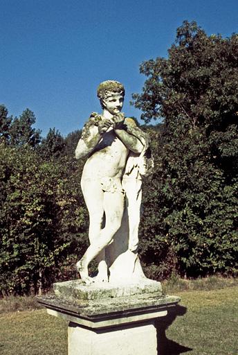 Vue d'une statue d'un faune.