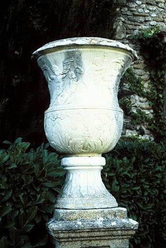 Vue d'un vase de pierre.