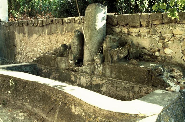 Vue d'une fontaine.