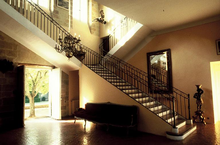 Vue du hall d'entrée et de l'escalier.