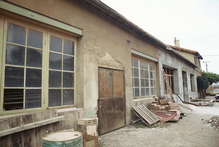 Vue du bâtiment de l'atelier de menuiserie, façade sud.