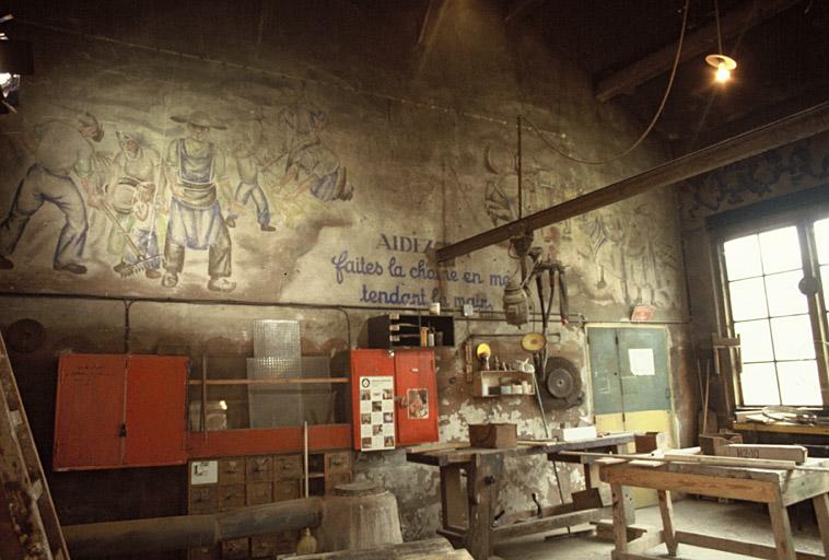 Vue générale du bâtiment de l'atelier de menuiserie à l'intérieur.