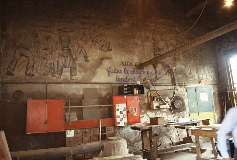 Vue générale du bâtiment de l'atelier de menuiserie à l'intérieur.