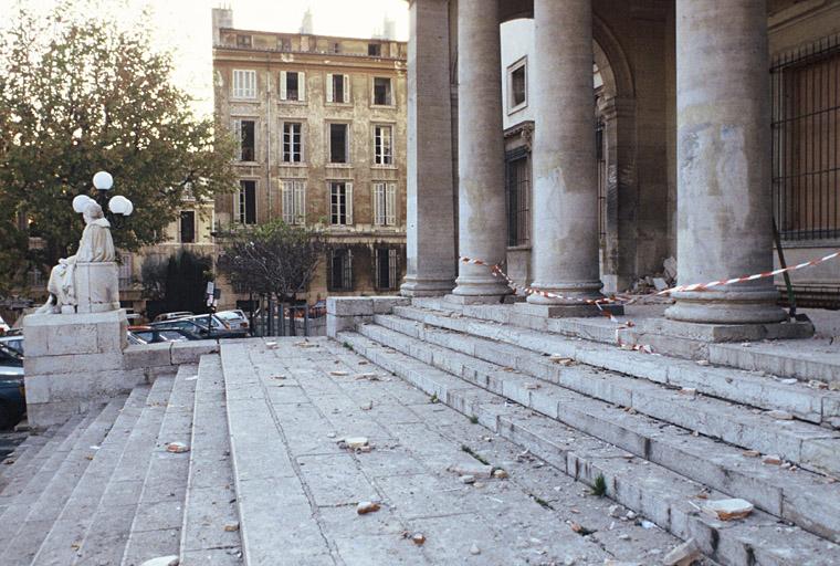 Vue de l'entrée du palais de justice après l'attentat de février 1993. DATE 03/06/2002