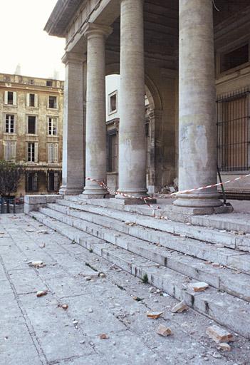 Vue de l'entrée du palais de justice après l'attentat de février 1993. DATE 03/06/2002