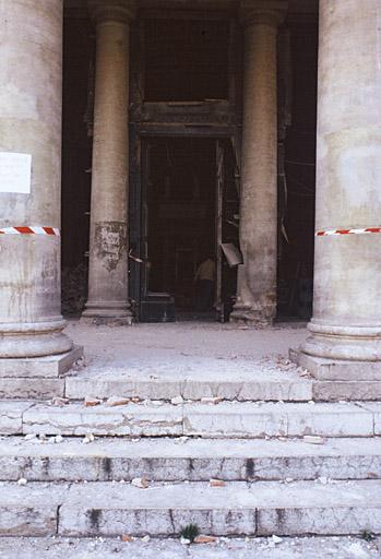 Vue de l'entrée du palais de justice après l'attentat de février 1993. DATE 03/06/2002