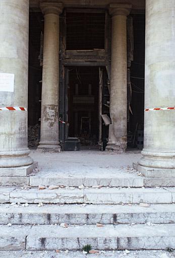 Vue de l'entrée du palais de justice après l'attentat de février 1993. DATE 03/06/2002