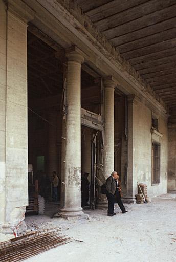 Vue de l'entrée du palais de justice après l'attentat de février 1993. DATE 03/06/2002