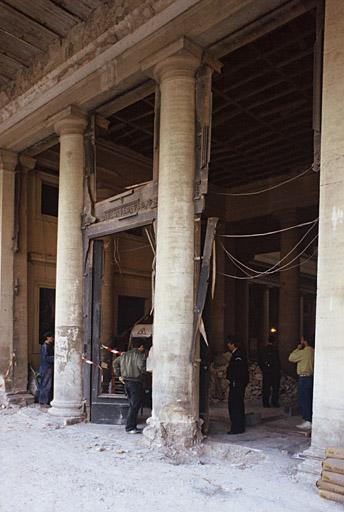 Vue de l'entrée du palais de justice après l'attentat de février 1993. DATE 03/06/2002