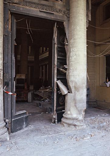 Vue de l'entrée du palais de justice après l'attentat de février 1993. DATE 03/06/2002