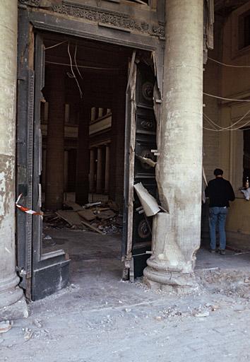 Vue de l'entrée du palais de justice après l'attentat de février 1993. DATE 03/06/2002