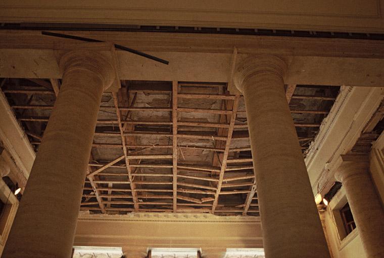 Vue de l'entrée du palais de justice après l'attentat de février 1993. DATE 03/06/2002