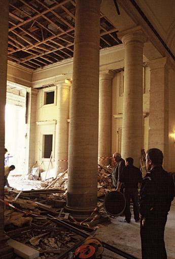 Vue de l'entrée du palais de justice après l'attentat de février 1993. DATE 03/06/2002