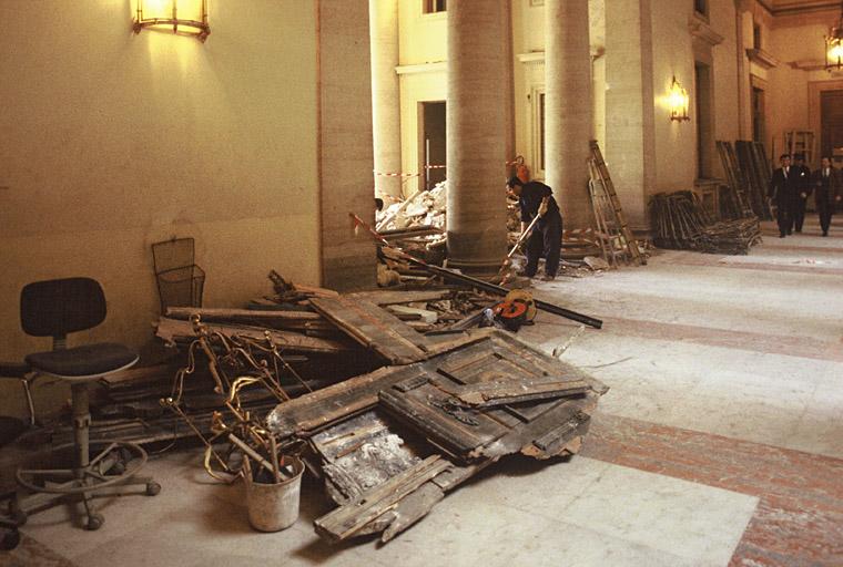 Vue de l'entrée du palais de justice après l'attentat de février 1993. DATE 03/06/2002