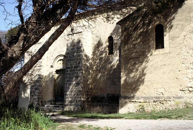 Vue de l'église au sud.