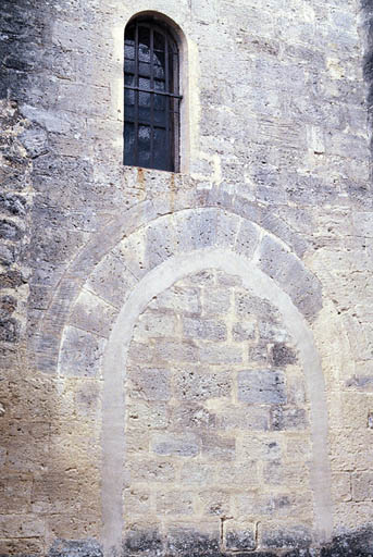 Vue de la façade sud, détail de l'ancienne porte d'entrée murée, état en 1989.