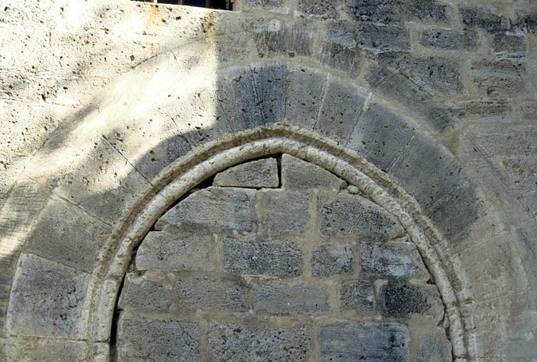 Vue de la façade sud, détail de l'ancienne porte d'entrée murée, état en 1992.