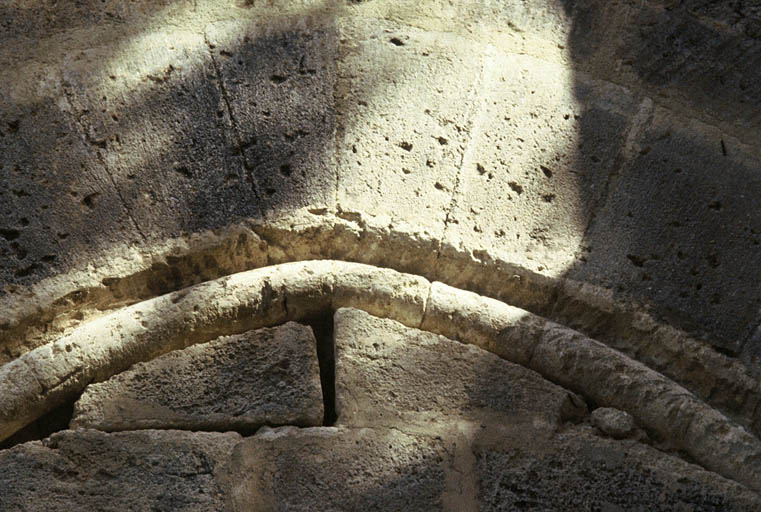 Vue de la façade sud, détail de l'ancienne porte d'entrée murée, état en 1992.