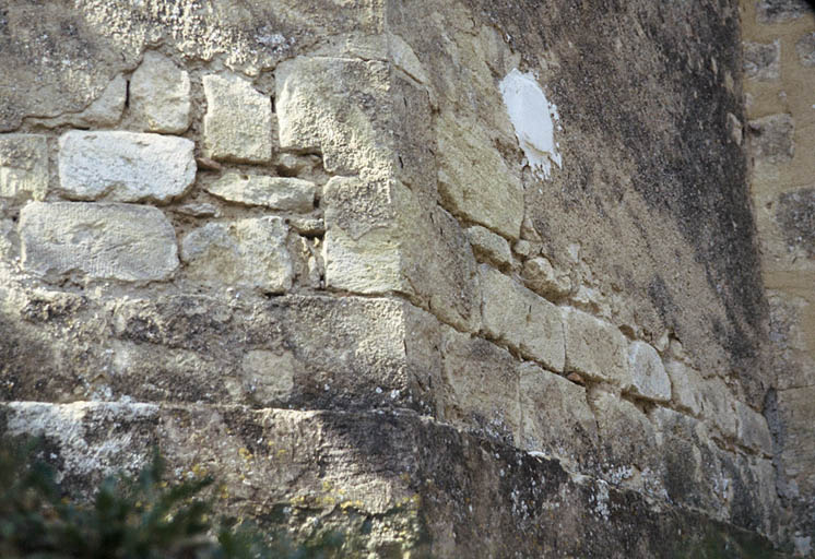 Vue du chevet, détail de la base du mur.