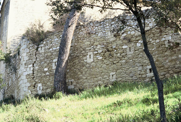 Vue du mur de soutènement au sud-ouest.