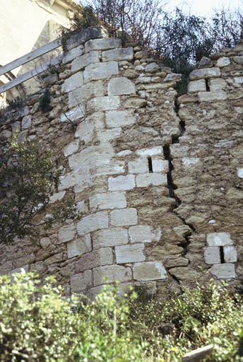 Vue du mur de soutènement au sud-ouest, détail d'une fissure.