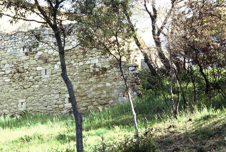 Vue du mur de soutènement au sud-ouest.