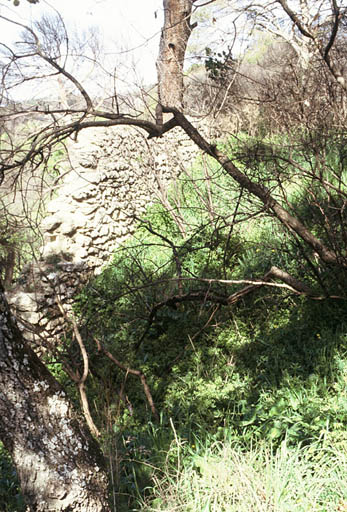 Vue du mur de clôture au sud-ouest.