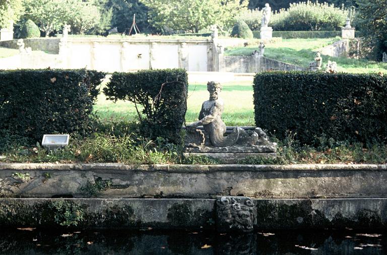 Vue du bassin aux 17 jets depuis le grand canal.