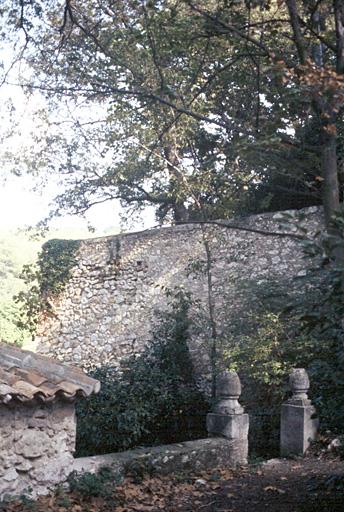 Vue du pavillon de la grotte de fraîcheur, détail de l'escalier.