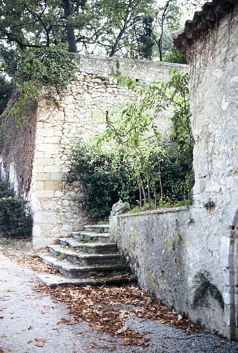 Vue des escalier montant vers le belvédère.
