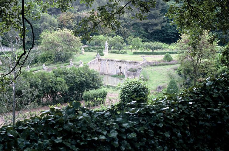 Vue générale du bassin aux 17 jets depuis le haut.