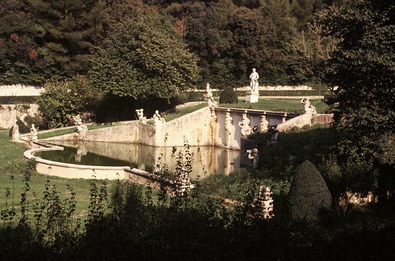 Vue générale du bassin aux 17 jets.
