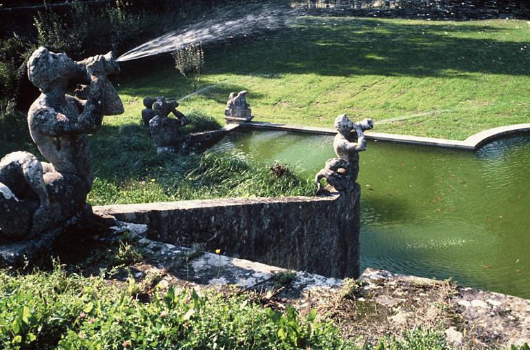 Vue du bassin aux 17 jets.