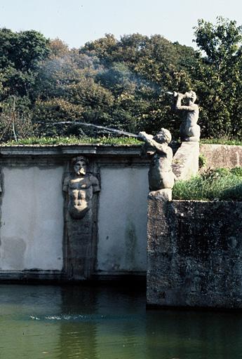 Vue du bassin aux 17 jets.