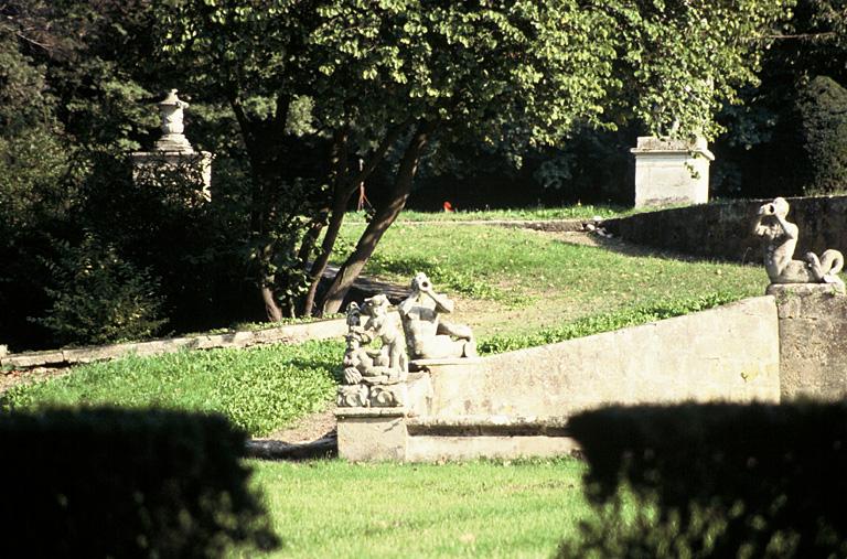 Vue du bassin aux 17 jets depuis la rampe d'accès.