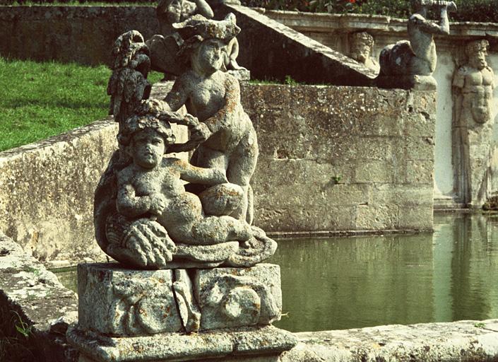 Vue du bassin aux 17 jets, détail d'un groupe sculpté.