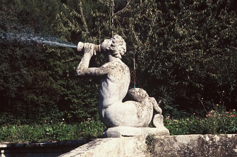 Vue du bassin aux 17 jets, détail d'un triton crachant de l'eau.