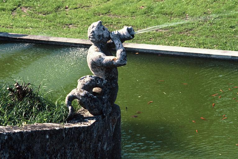 Vue du bassin aux 17 jets, détail d'un triton crachant de l'eau.