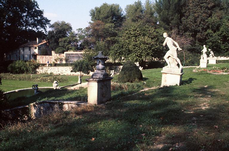 Vue générale du bassin aux 17 jets et des 4 statues qui le dominent.