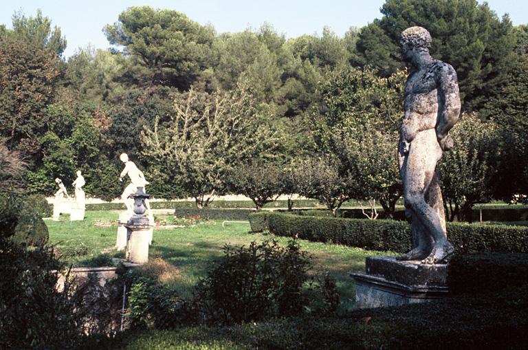 Vue générale des 4 statues qui le dominent.