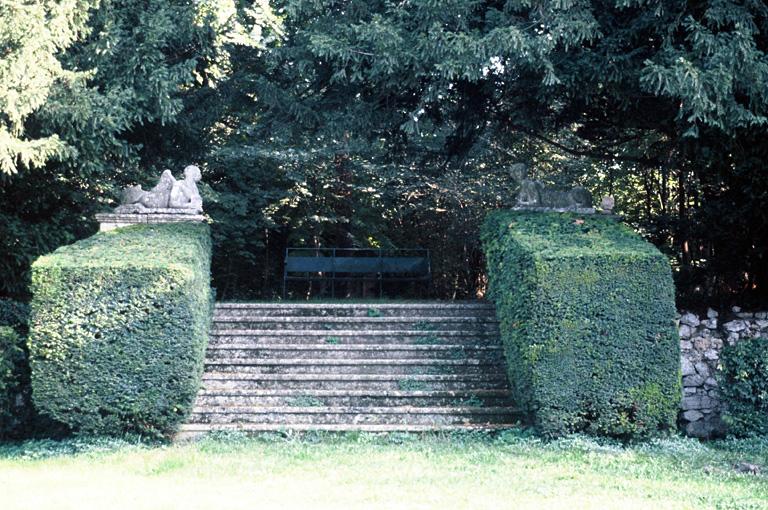 Vue des escaliers avec les deux sphinges au départ de la terrasse des boulingrins.