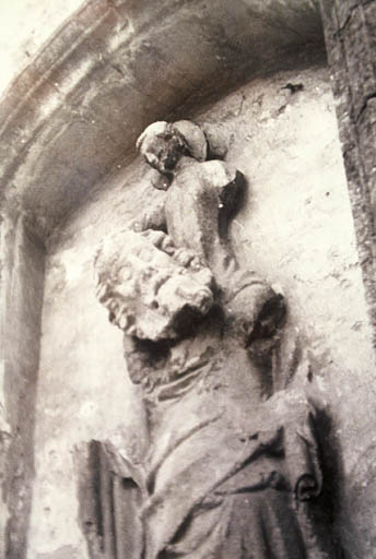 Vue de partielle du haut relief représentant le saint portant l'enfant Jésus.