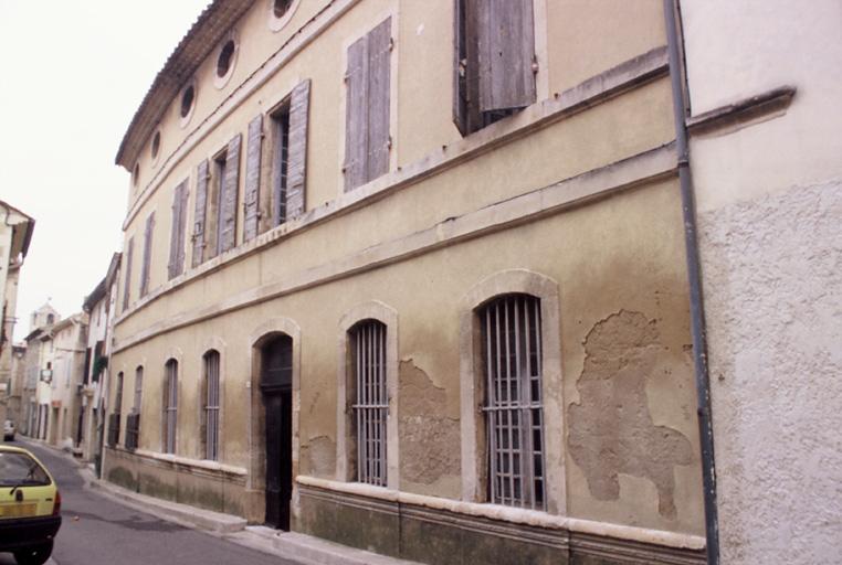 Vue générale de la façade sur la rue.